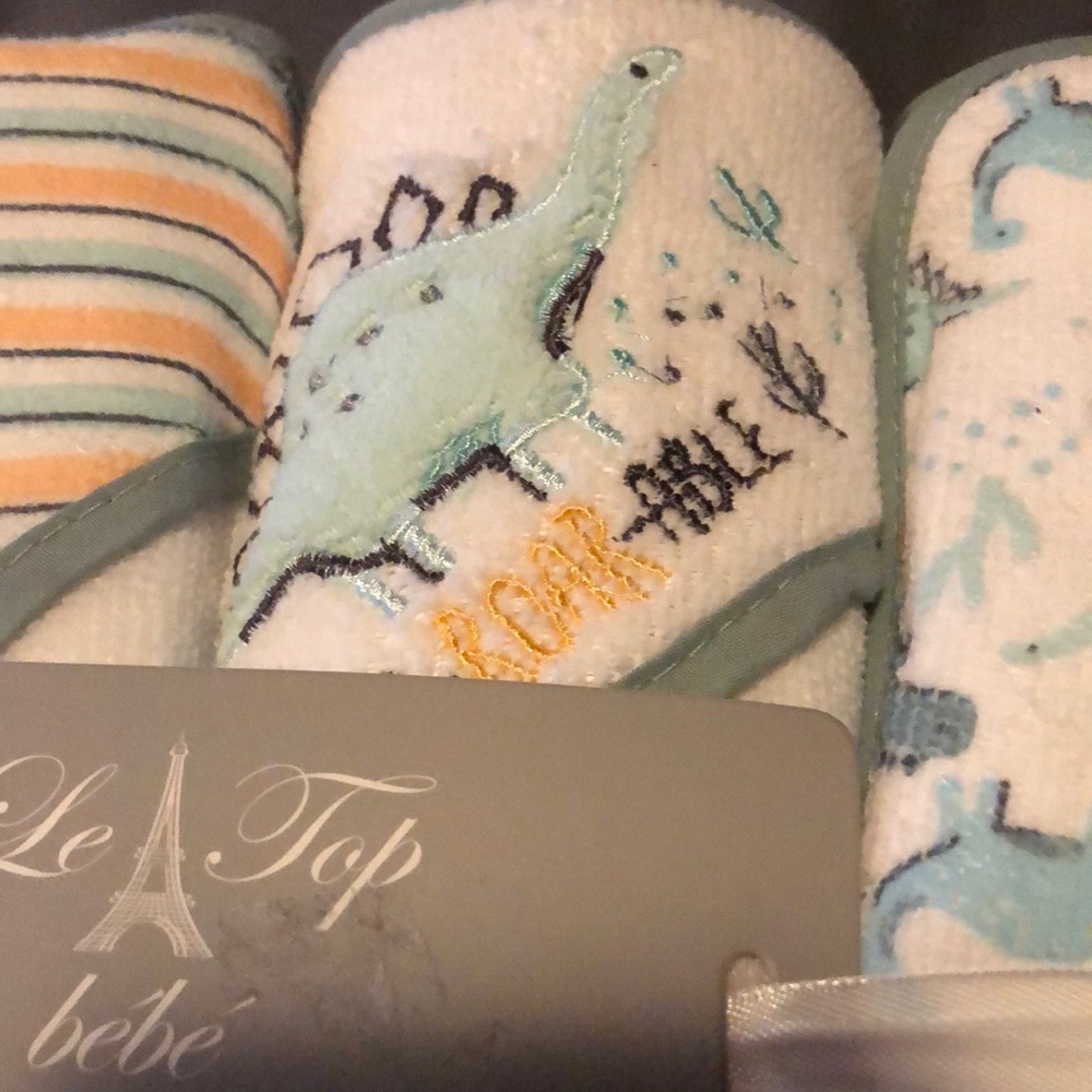 NWT Le Top Bebe Baby 3 Pack Dinosaur Hooded Towels - 28" x 28"- 100% Polyester - Picture 4 of 11